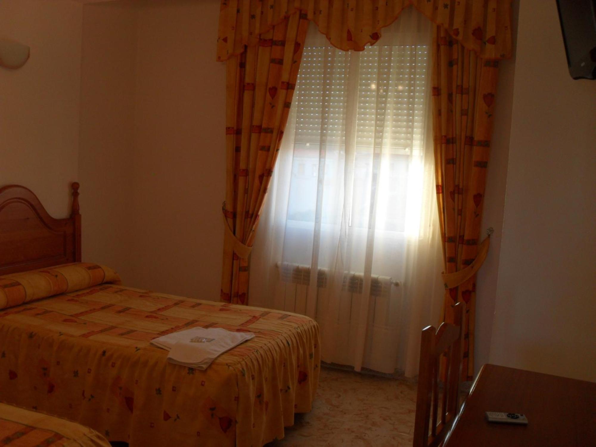 Hostal La Paz オッサ・デ・モンティエル 部屋 写真